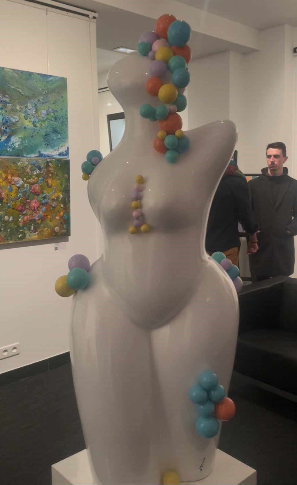 Mouna Ben Ahmed, Bubble lady, sculpture - Artalistic online contemporary art buying and selling gallery