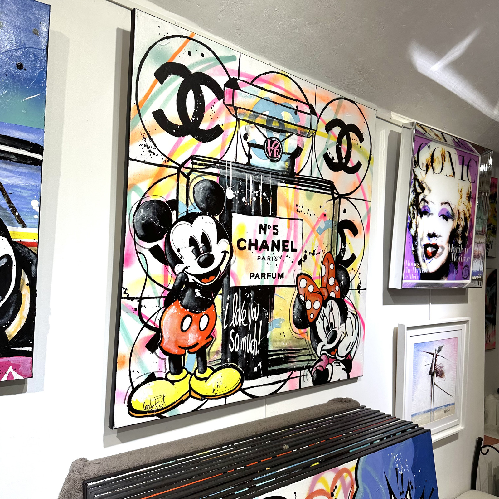 Patrick Cornée, Mickey offre à Minnie le parfum Chanel n°5, painting - Artalistic online contemporary art buying and selling gallery