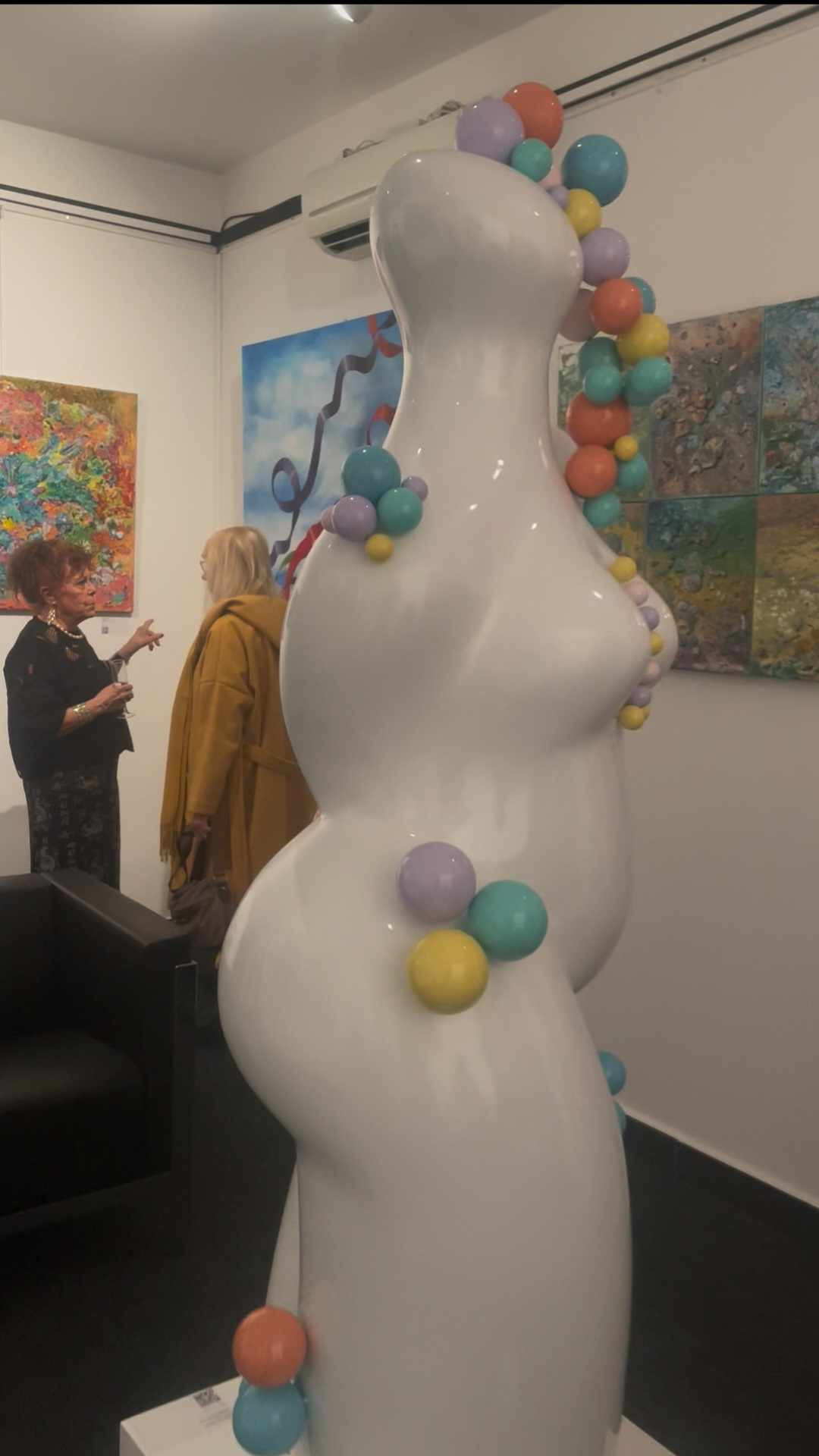 Mouna Ben Ahmed, Bubble lady, sculpture - Artalistic online contemporary art buying and selling gallery