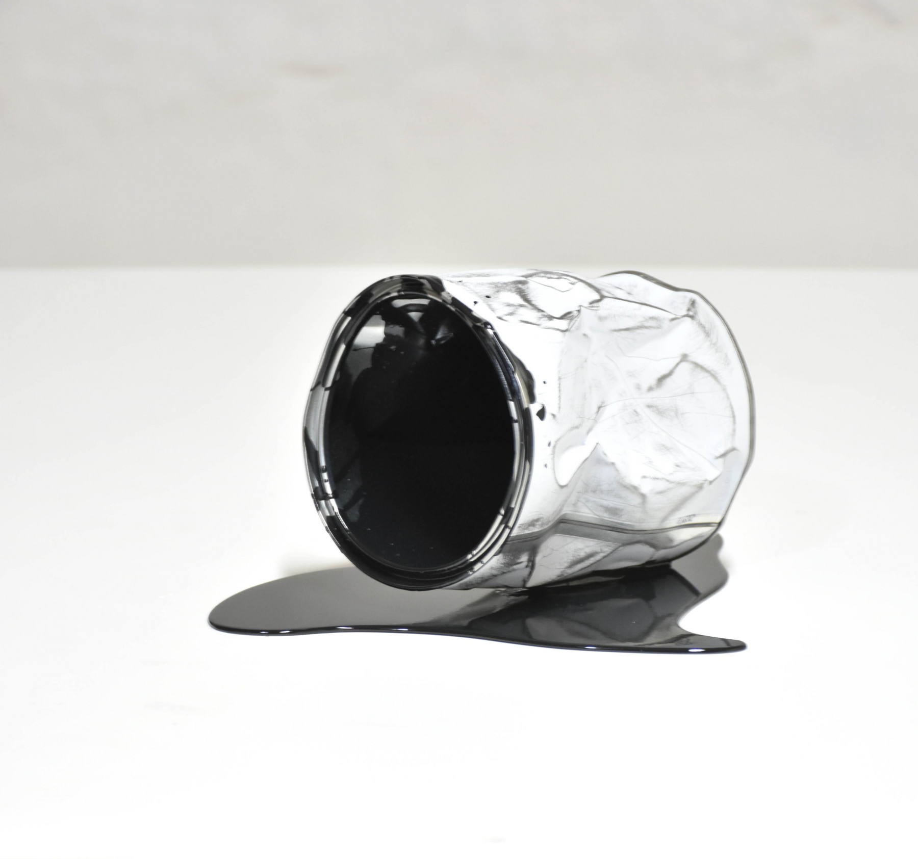 Yannick Bouillault, Le vieux pot de peinture noir, sculpture - Artalistic online contemporary art buying and selling gallery