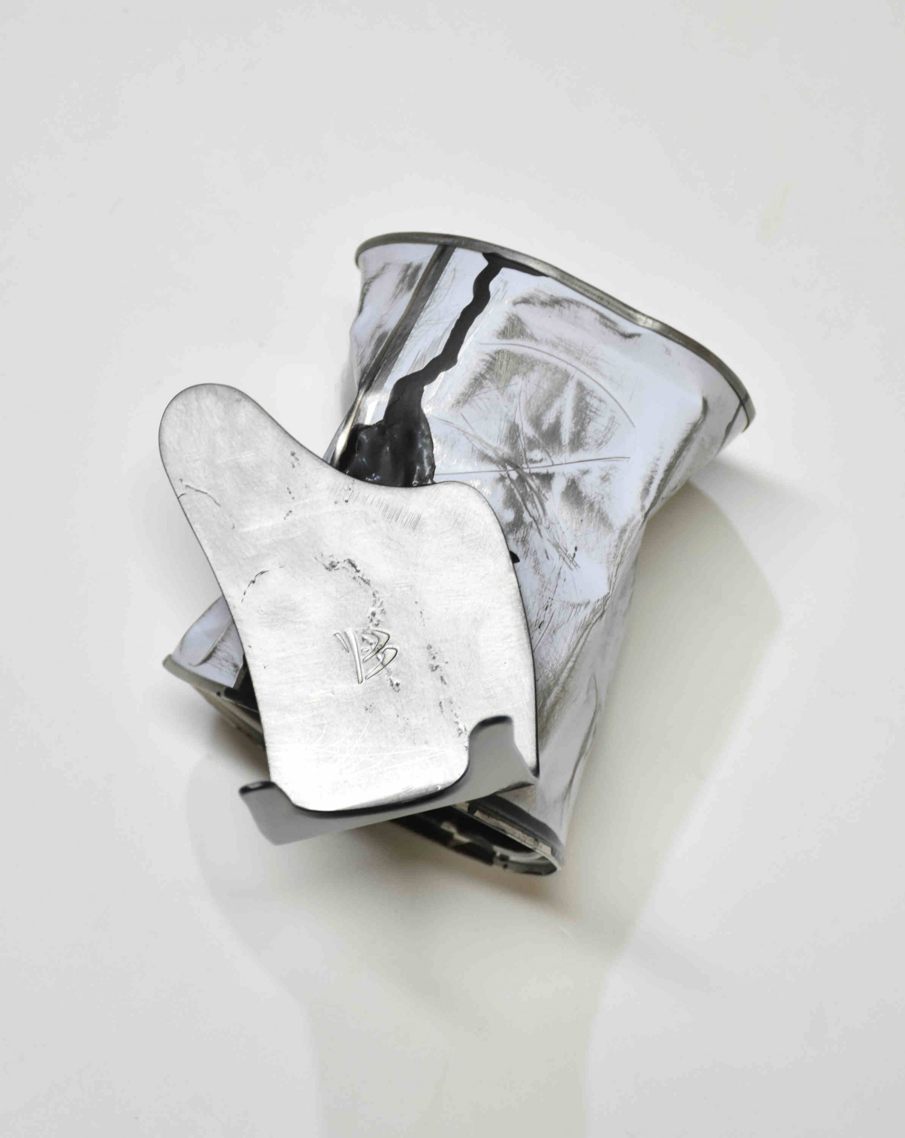 Yannick Bouillault, Le vieux pot de peinture noir, sculpture - Artalistic online contemporary art buying and selling gallery