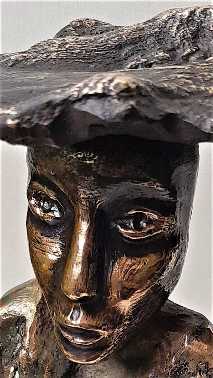 Les hélènes, Elle et son animal magique, sculpture - Artalistic online contemporary art buying and selling gallery