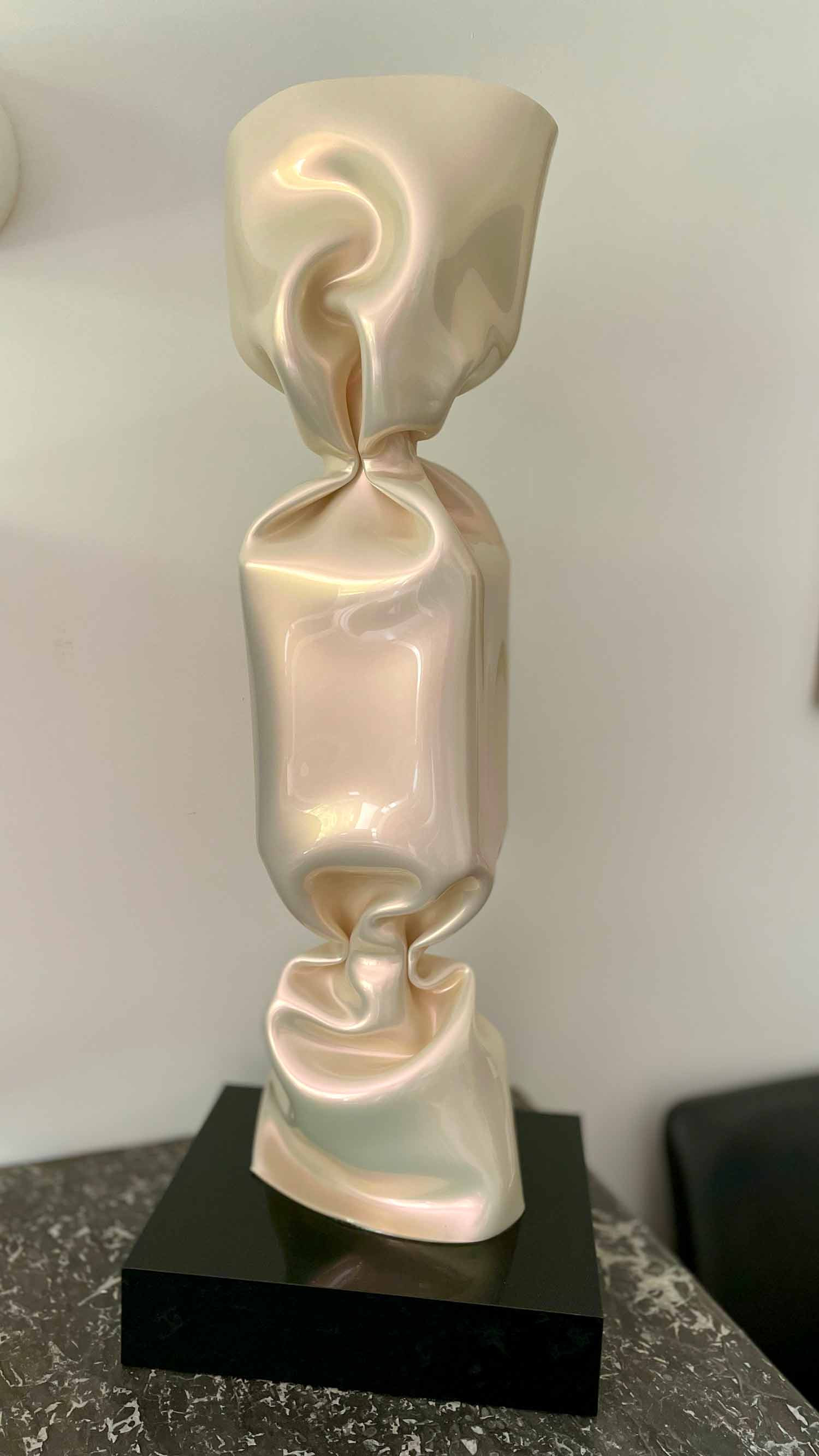 Laurence Jenkell, Wrapping bonbon blanc nacré, Sculpture