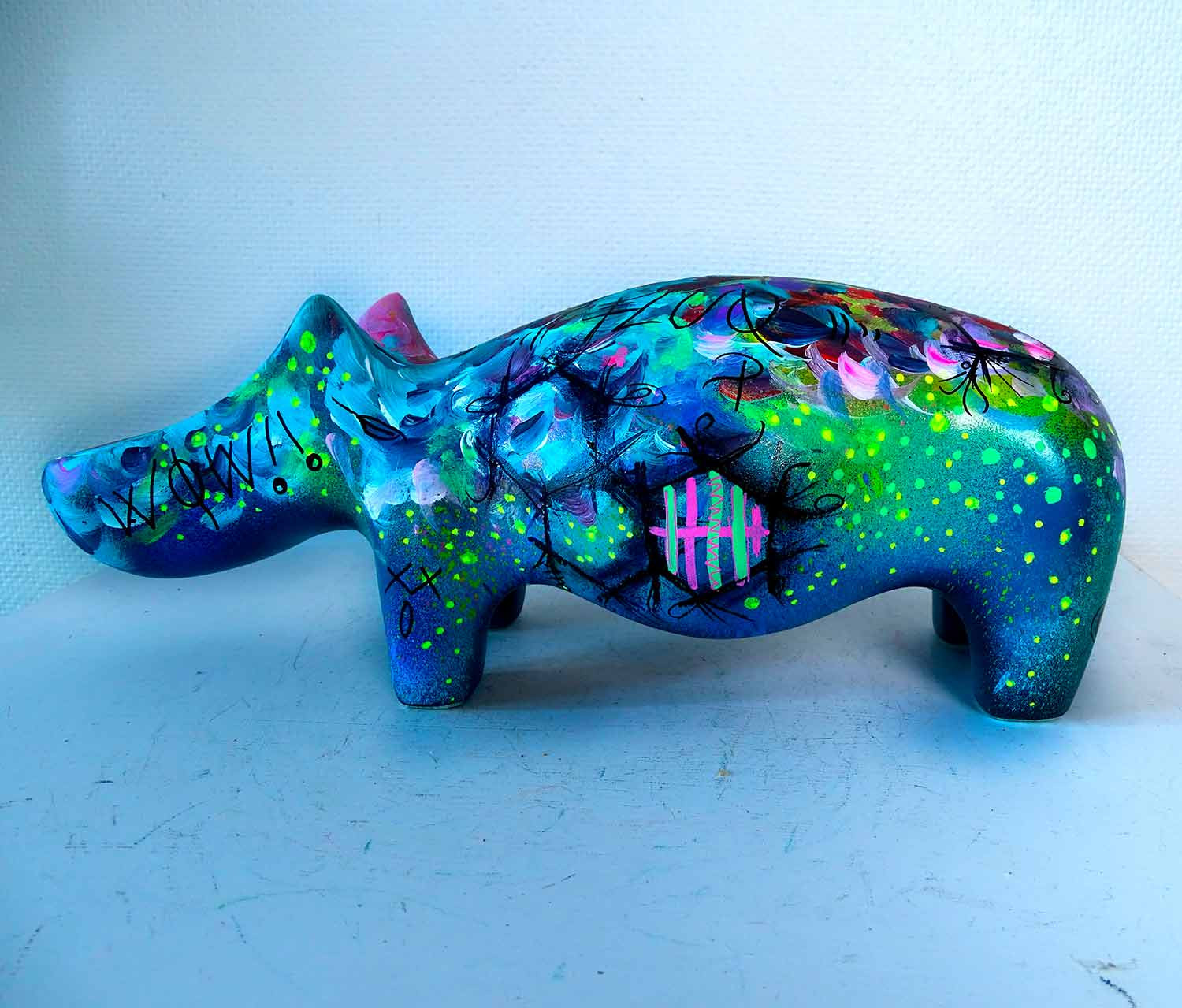 Priscilla Vettese, Hippopotame fluo pop, sculpture - Artalistic online contemporary art buying and selling gallery