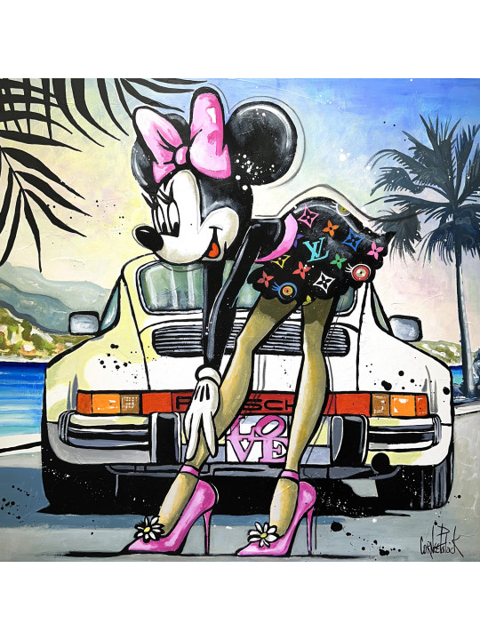 Minnie Mouse habillée en Louis Vuitton devant sa Porsche