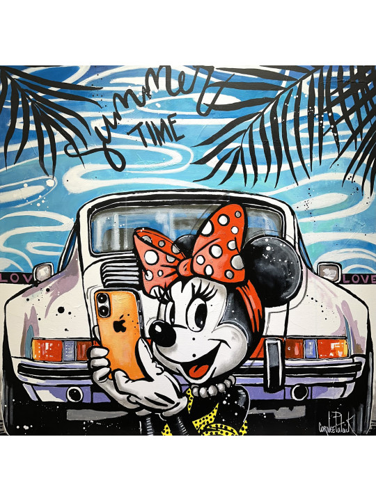 Minnie Mouse fait un selfie devant sa Porsche