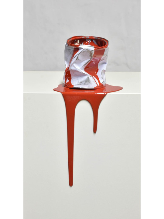 Le vieux pot de peinture rouge
