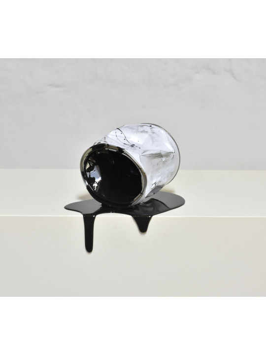 Le vieux pot de peinture noir
