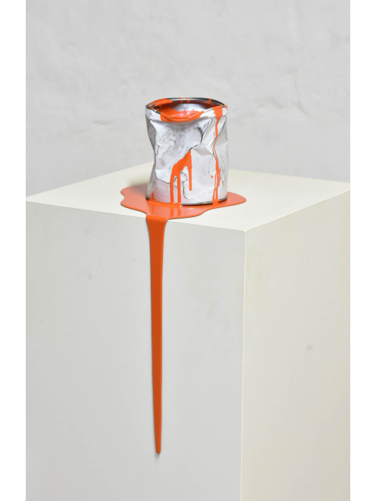 Le vieux pot de peinture orange