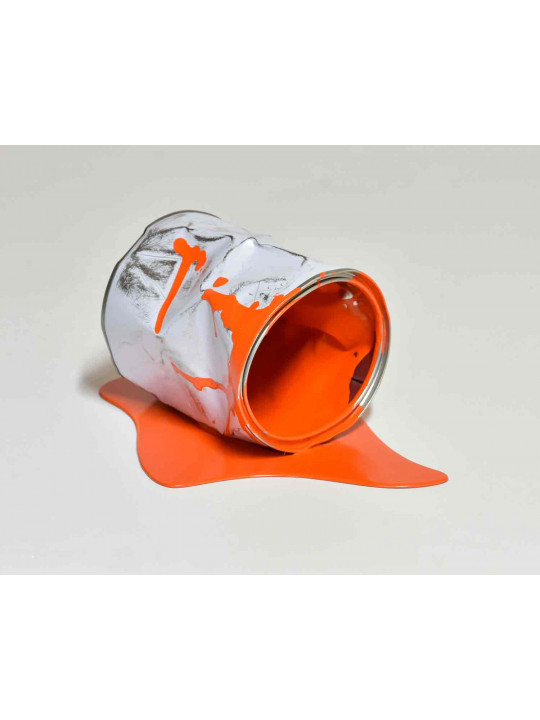 Le vieux pot de peinture orange