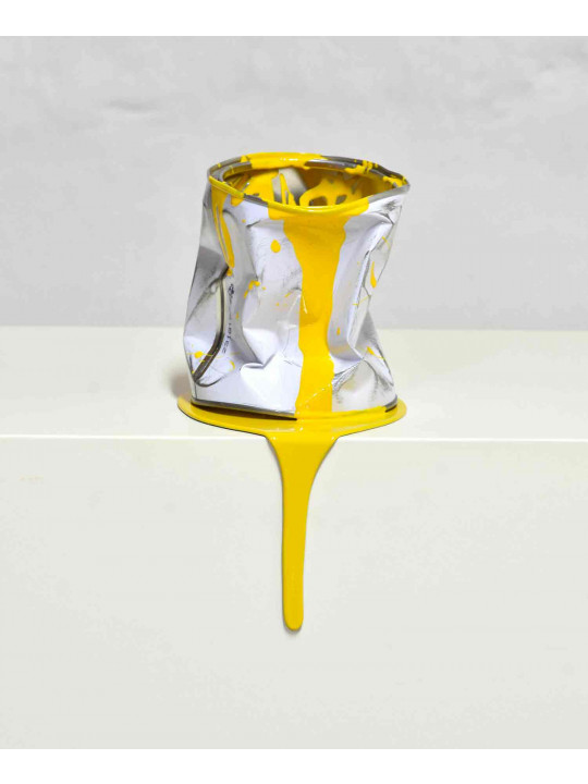 Le vieux pot de peinture jaune