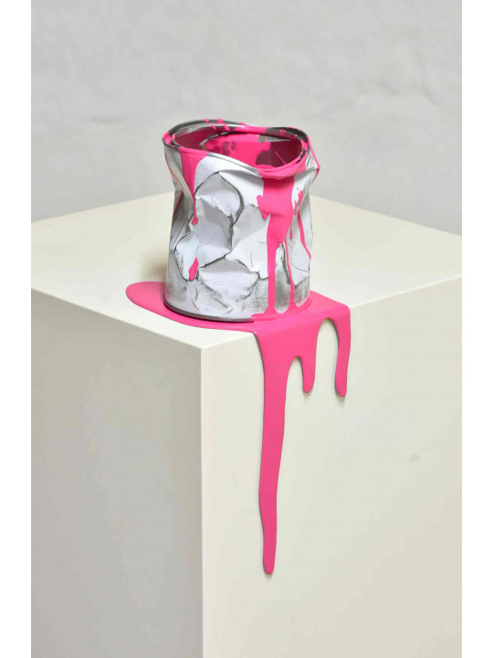 Le vieux pot de peinture rose