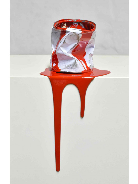 Le vieux pot de peinture rouge