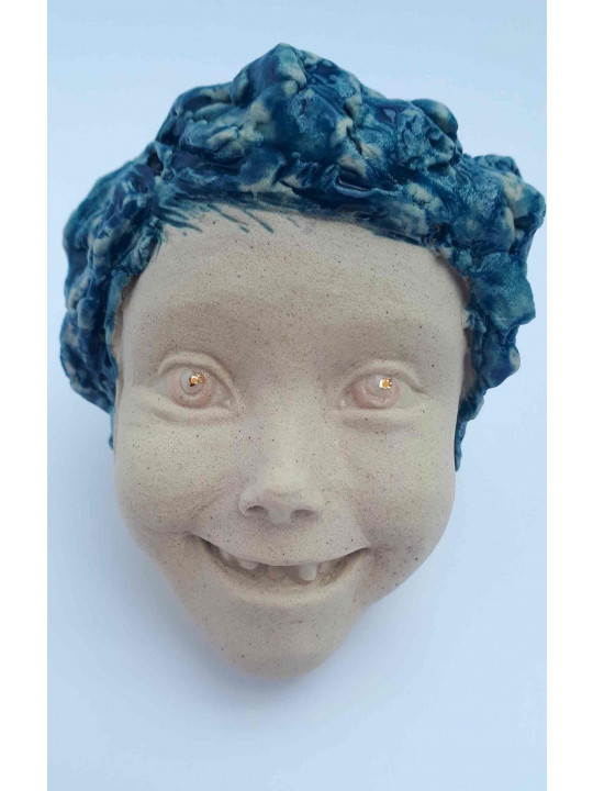 Enfant aux cheveux bleus