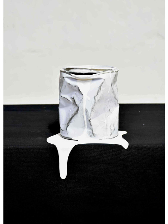 Le vieux pot de peinture blanc