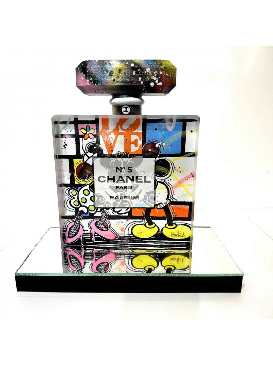 Chanel n°5 bottle, Mickey and Minnie, the kiss