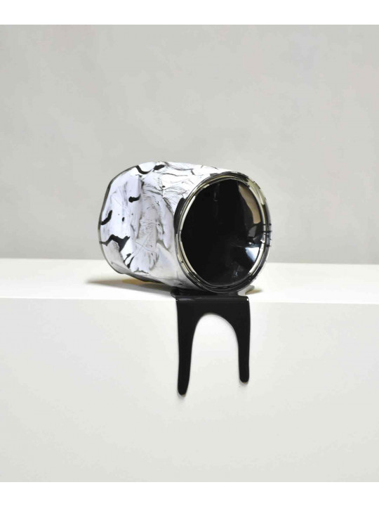 Le vieux pot de peinture noir