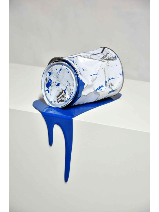 Le vieux pot de peinture bleu