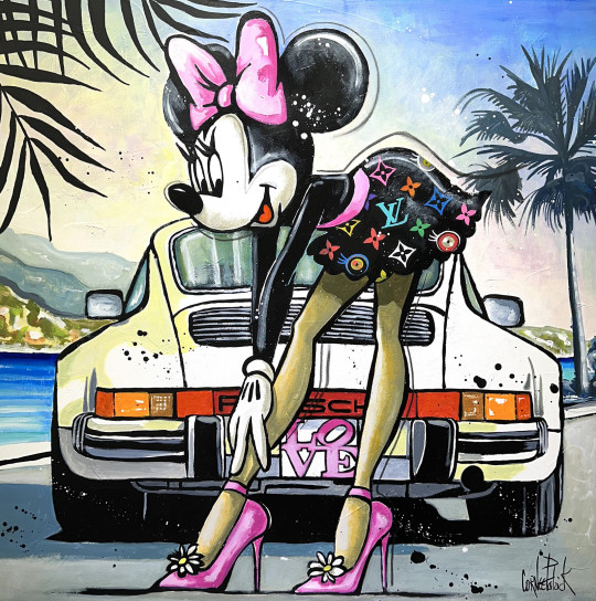 Minnie Mouse habillée en Louis Vuitton devant sa Porsche