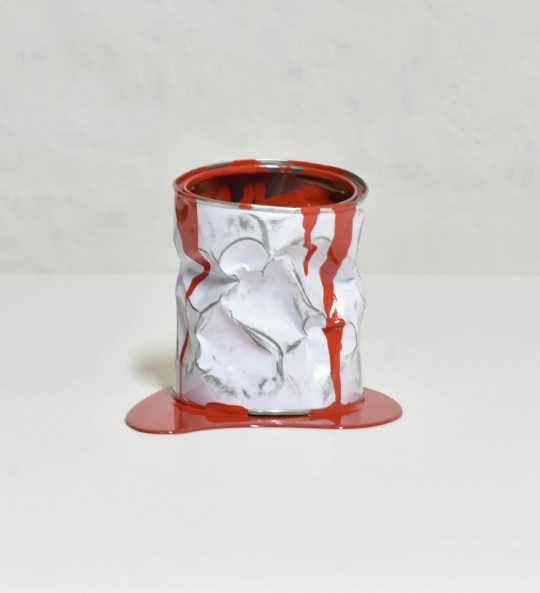 Le vieux pot de peinture rouge