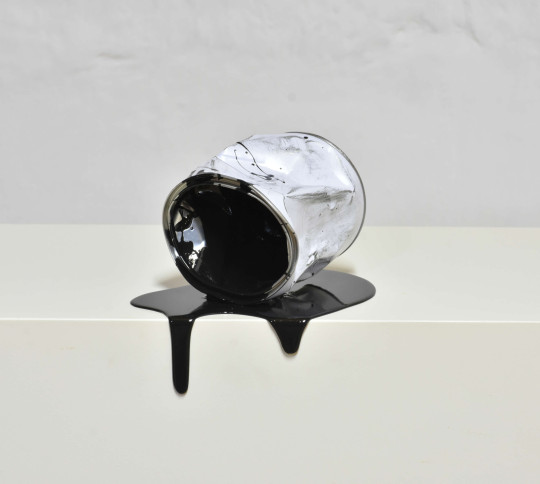 Le vieux pot de peinture noir