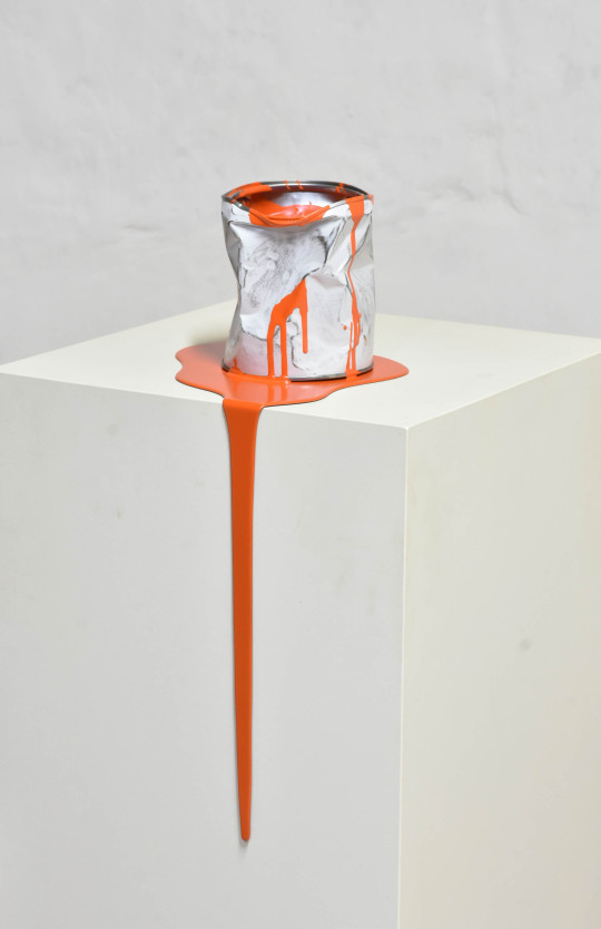 Le vieux pot de peinture orange