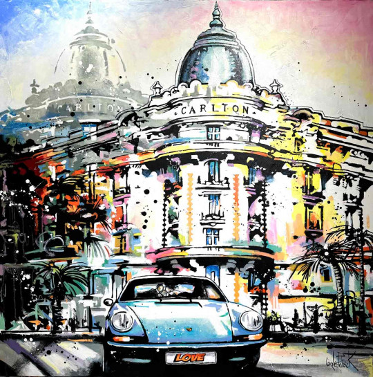 Two lovers in a Porsche 911, in front of the Carton hotel in Cannes
