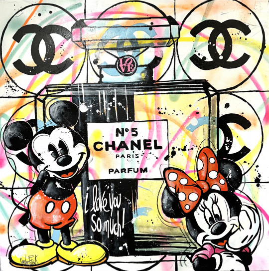 Mickey offre à Minnie le parfum Chanel n°5