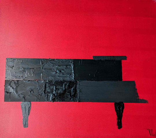Le piano noir sur fond rouge