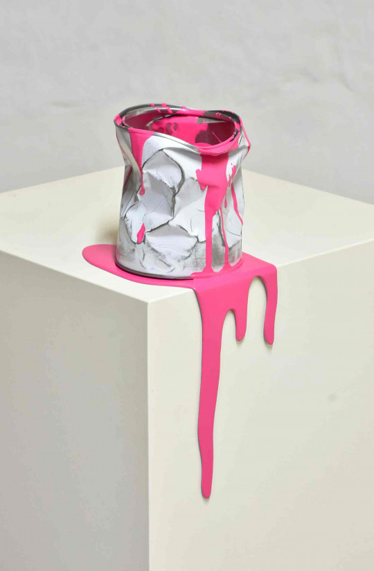 Le vieux pot de peinture rose