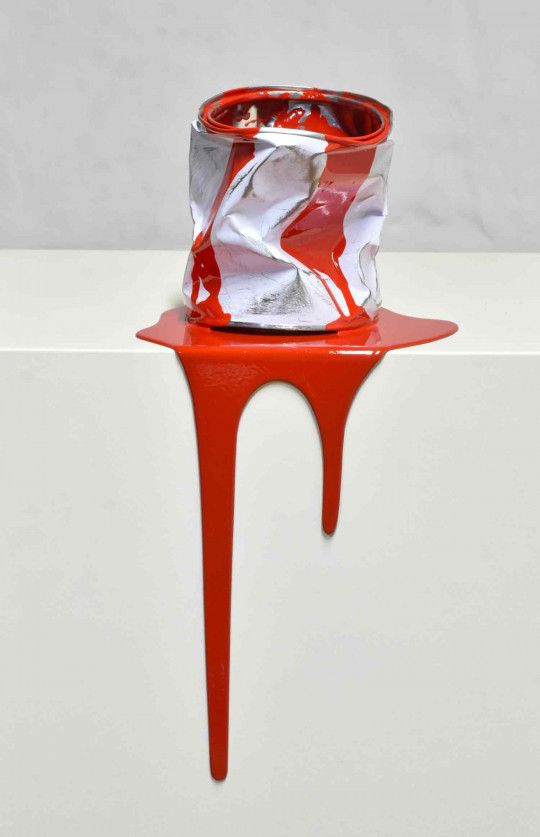 Le vieux pot de peinture rouge