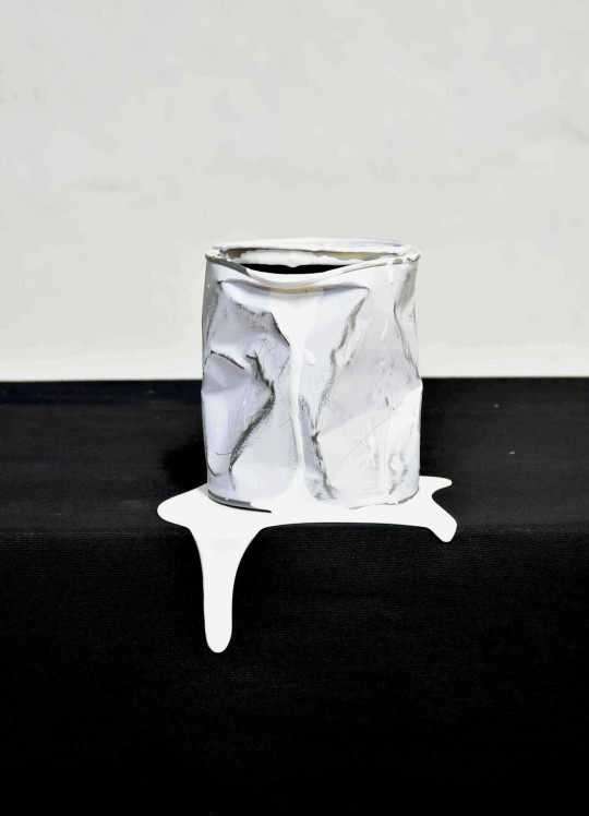 Le vieux pot de peinture blanc