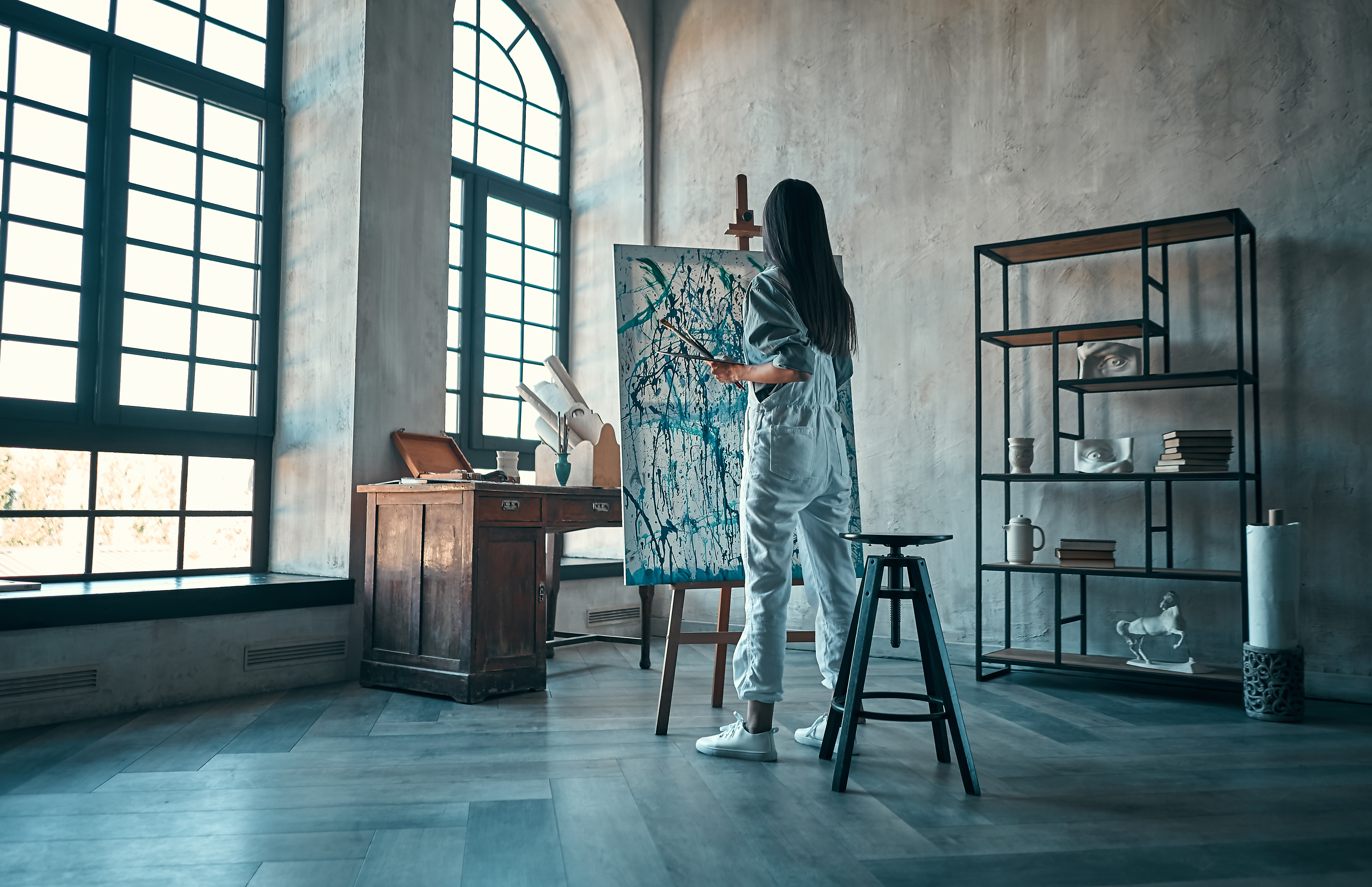 Portrait d’artiste femme contemporaine exposée en galerie – art au féminin