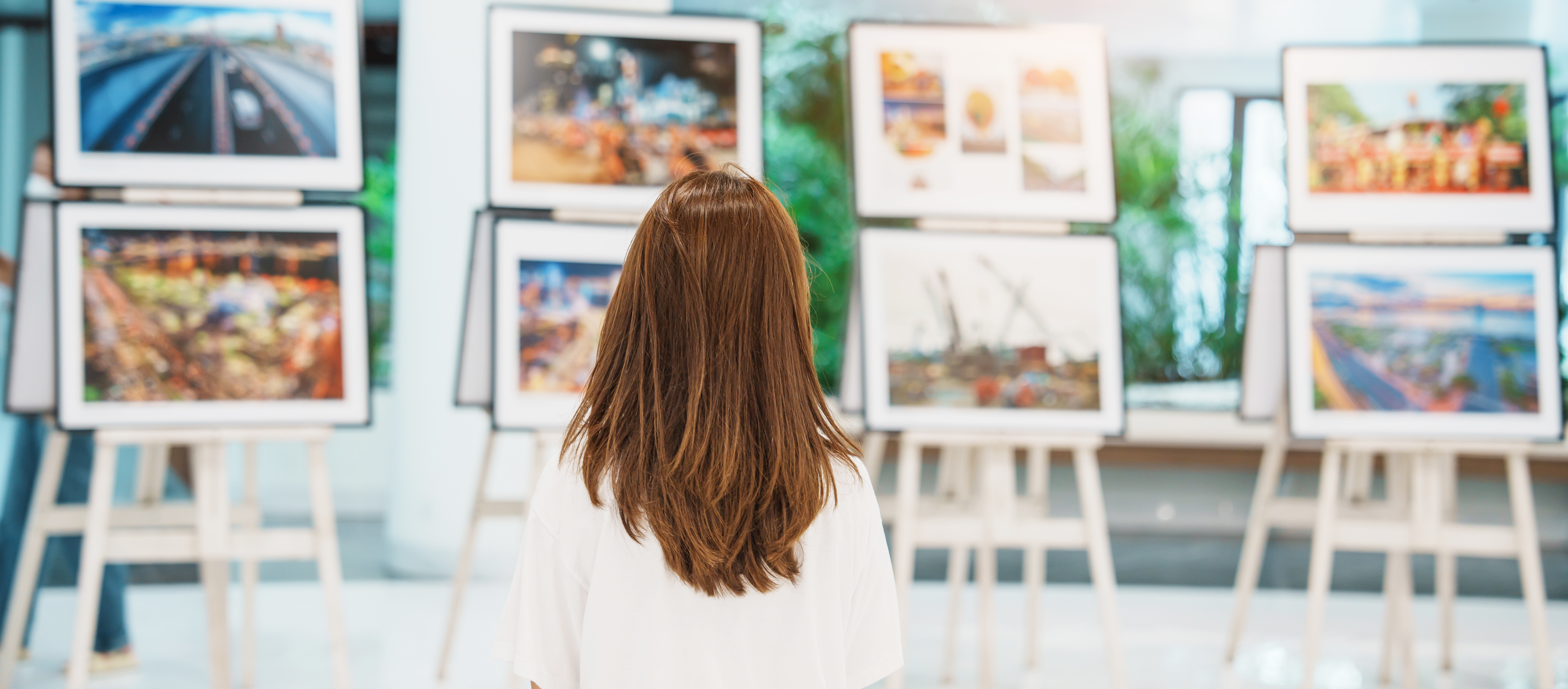 Œuvre originale contemporaine exposée en galerie – évaluation valeur art