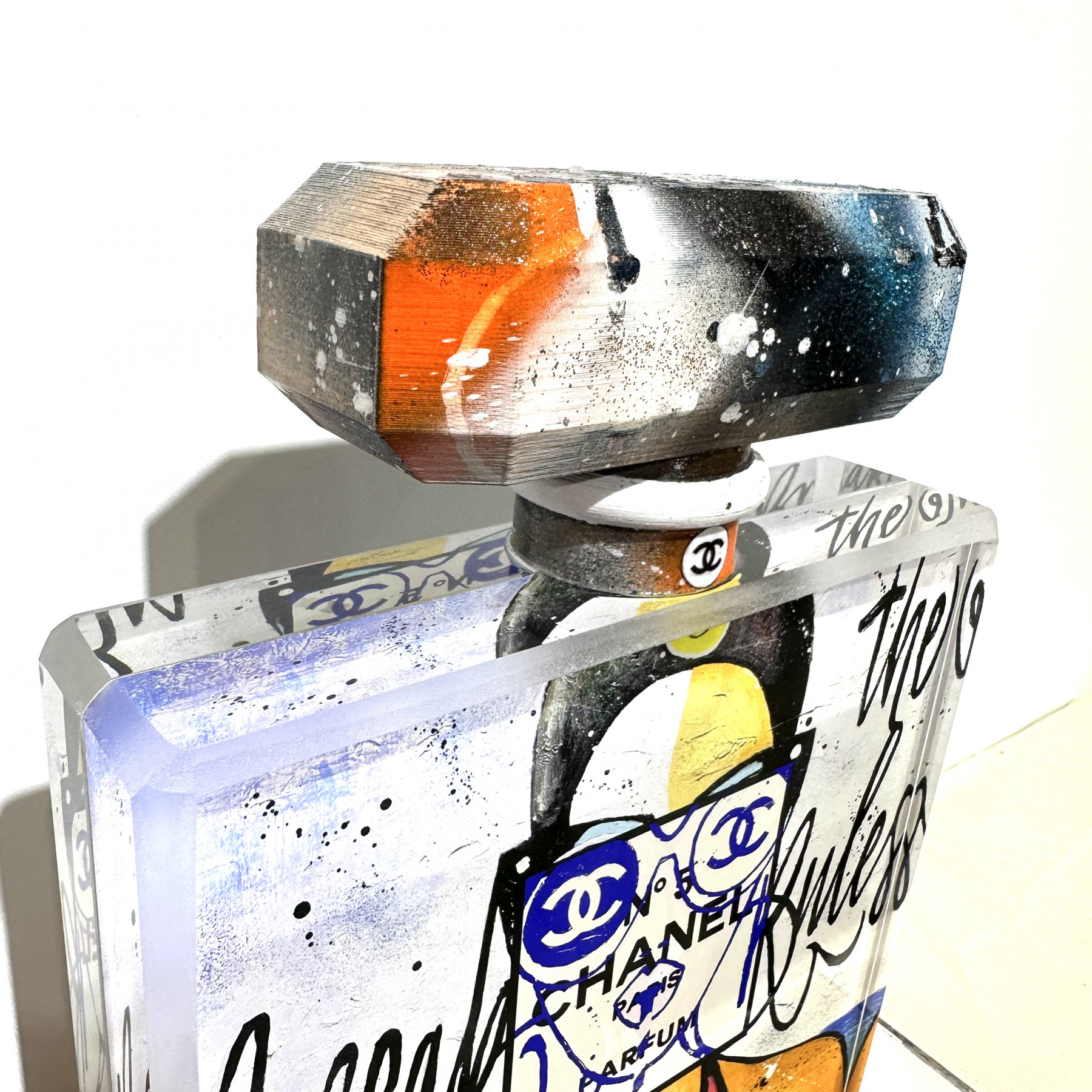 Patrick Cornée, Luxury Chanel N°5, sculpture - Galerie de vente et d’achat d’art contemporain en ligne Artalistic