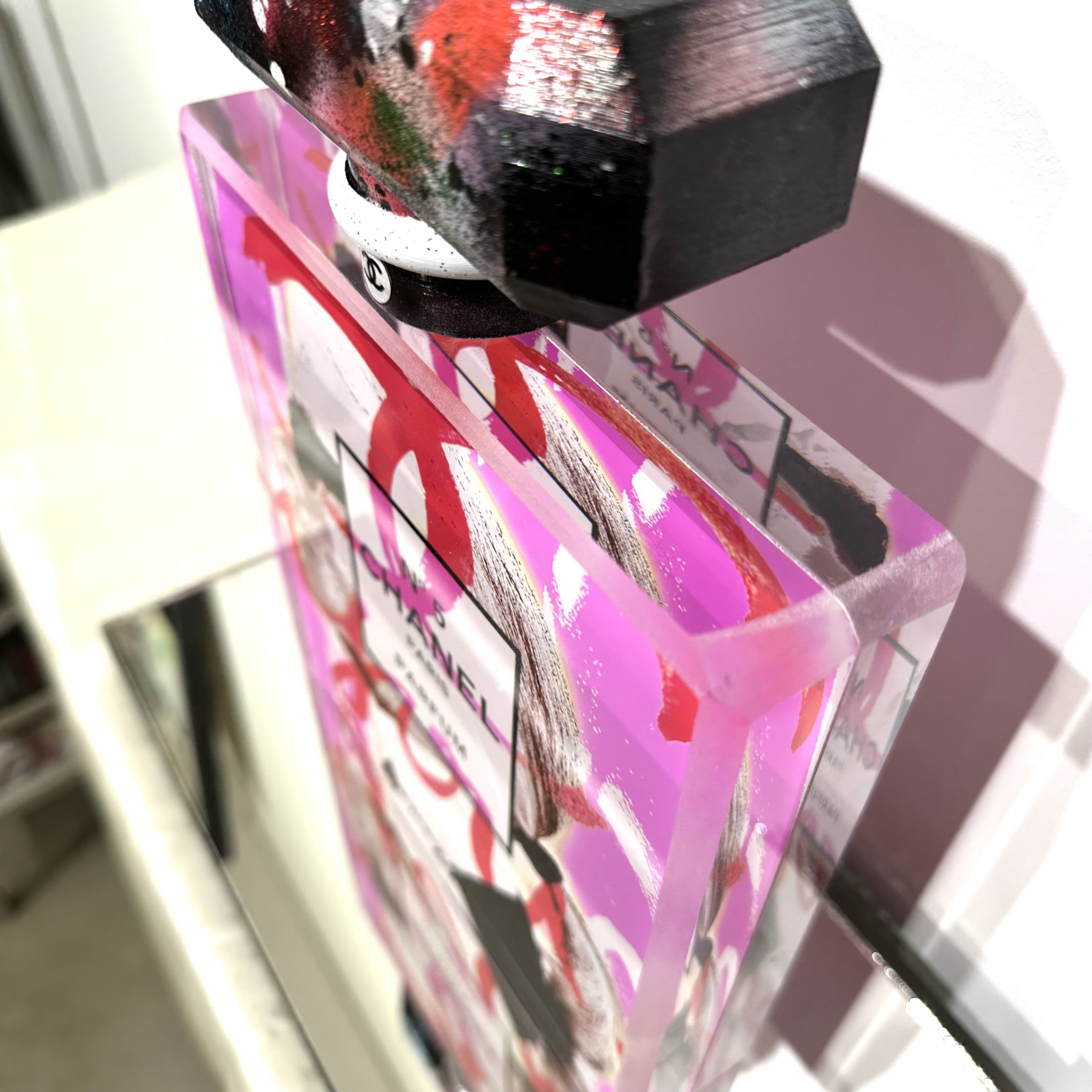 Patrick Cornée, Luxury Chanel n°5, sculpture - Galerie de vente et d’achat d’art contemporain en ligne Artalistic