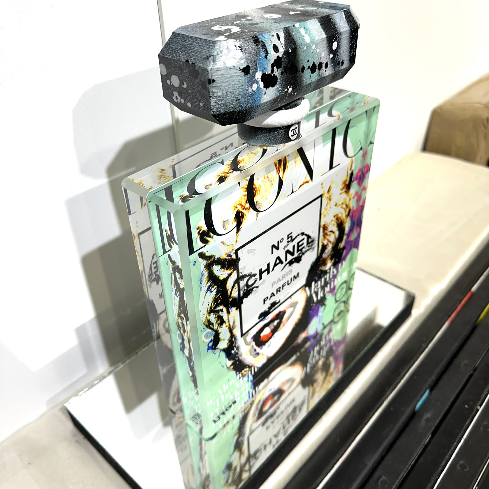Patrick Cornée, Flocon Chanel n°5, sculpture - Galerie de vente et d’achat d’art contemporain en ligne Artalistic