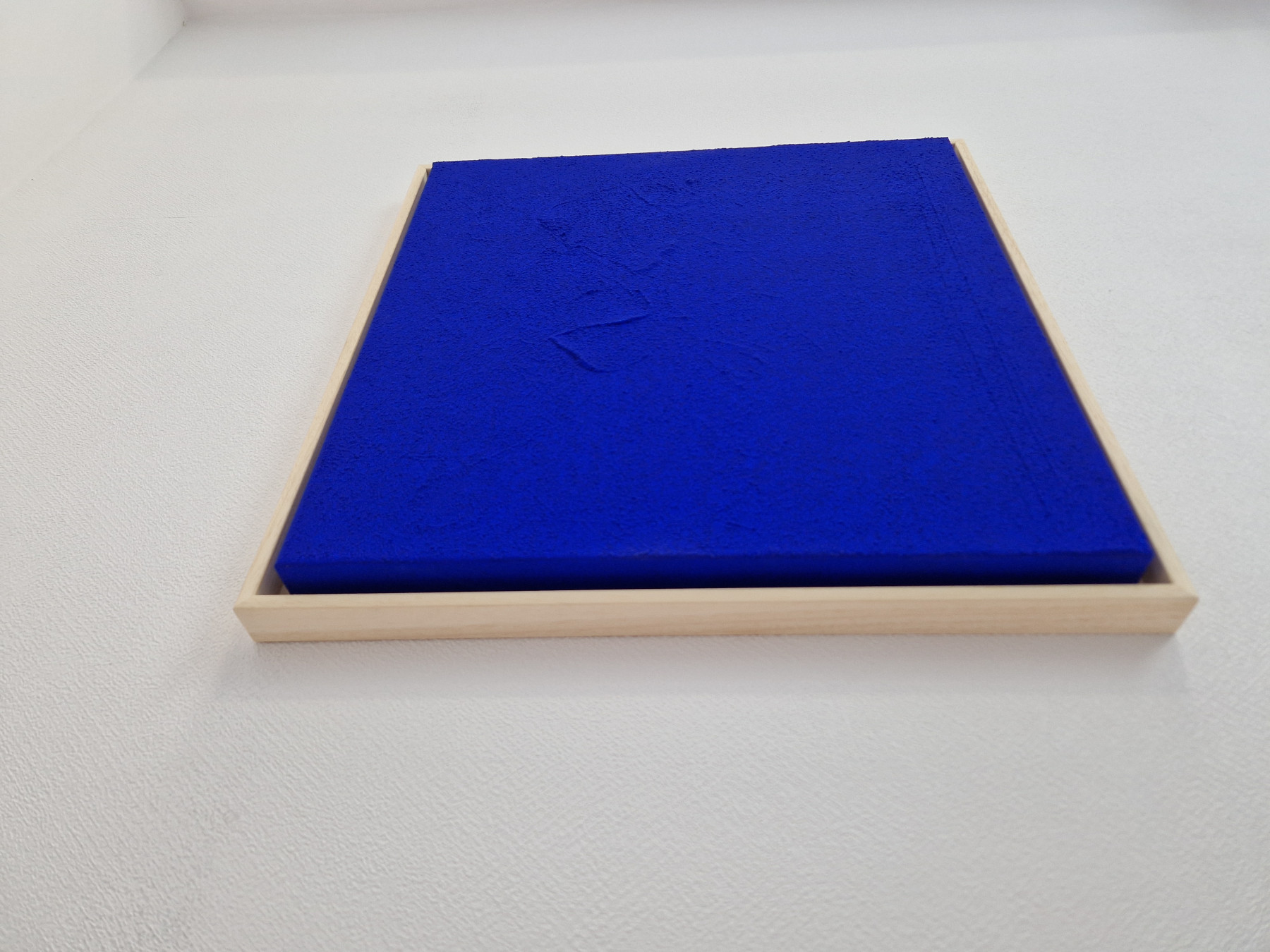 Sandrine Hartmann, Monochrome bleu électrique, peinture - Galerie de vente et d’achat d’art contemporain en ligne Artalistic