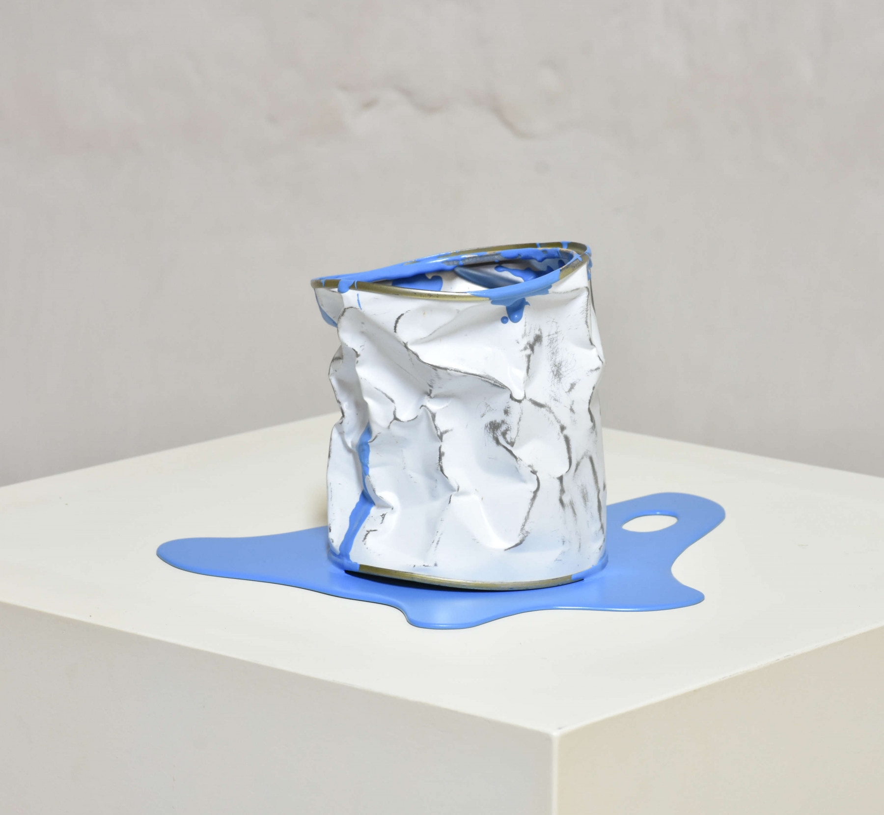Yannick Bouillault, Le vieux pot de peinture bleu, sculpture - Galerie de vente et d’achat d’art contemporain en ligne Artalistic