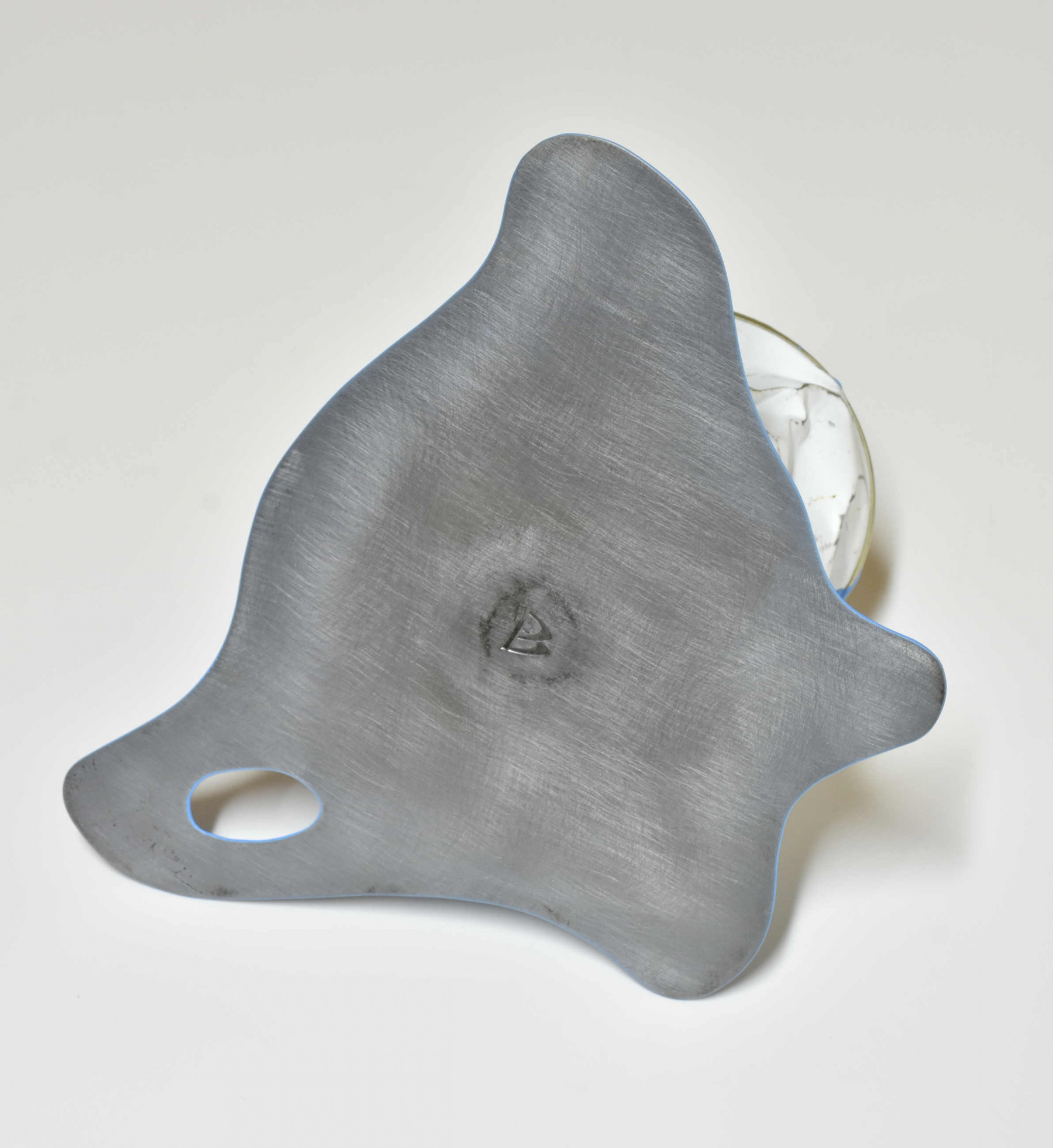 Yannick Bouillault, Le vieux pot de peinture bleu, sculpture - Galerie de vente et d’achat d’art contemporain en ligne Artalistic