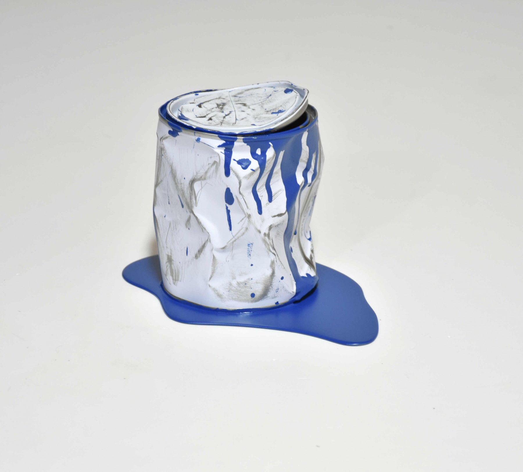 Yannick Bouillault, Le vieux pot de peinture bleu, sculpture - Galerie de vente et d’achat d’art contemporain en ligne Artalistic