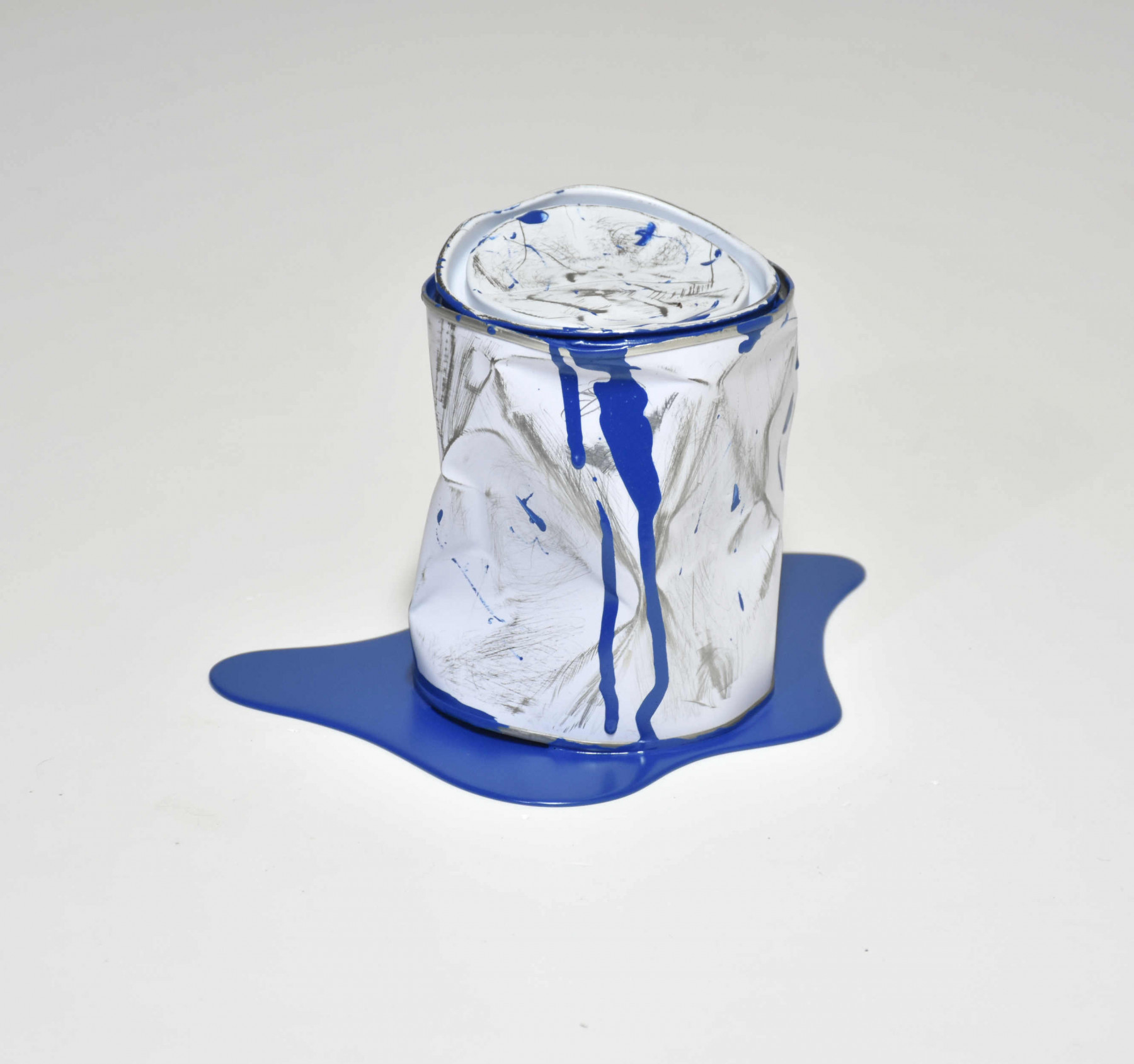 Yannick Bouillault, Le vieux pot de peinture bleu, sculpture - Galerie de vente et d’achat d’art contemporain en ligne Artalistic
