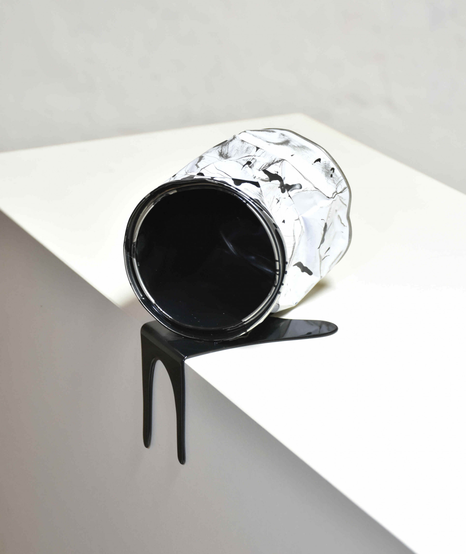 Yannick Bouillault, Le vieux pot de peinture noir, sculpture - Galerie de vente et d’achat d’art contemporain en ligne Artalistic
