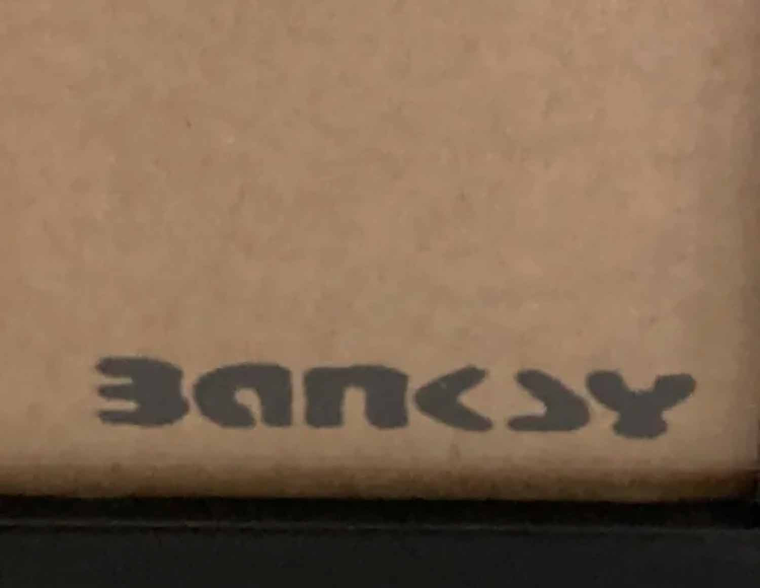 Banksy, La fille au parapluie, dessin - Galerie de vente et d’achat d’art contemporain en ligne Artalistic