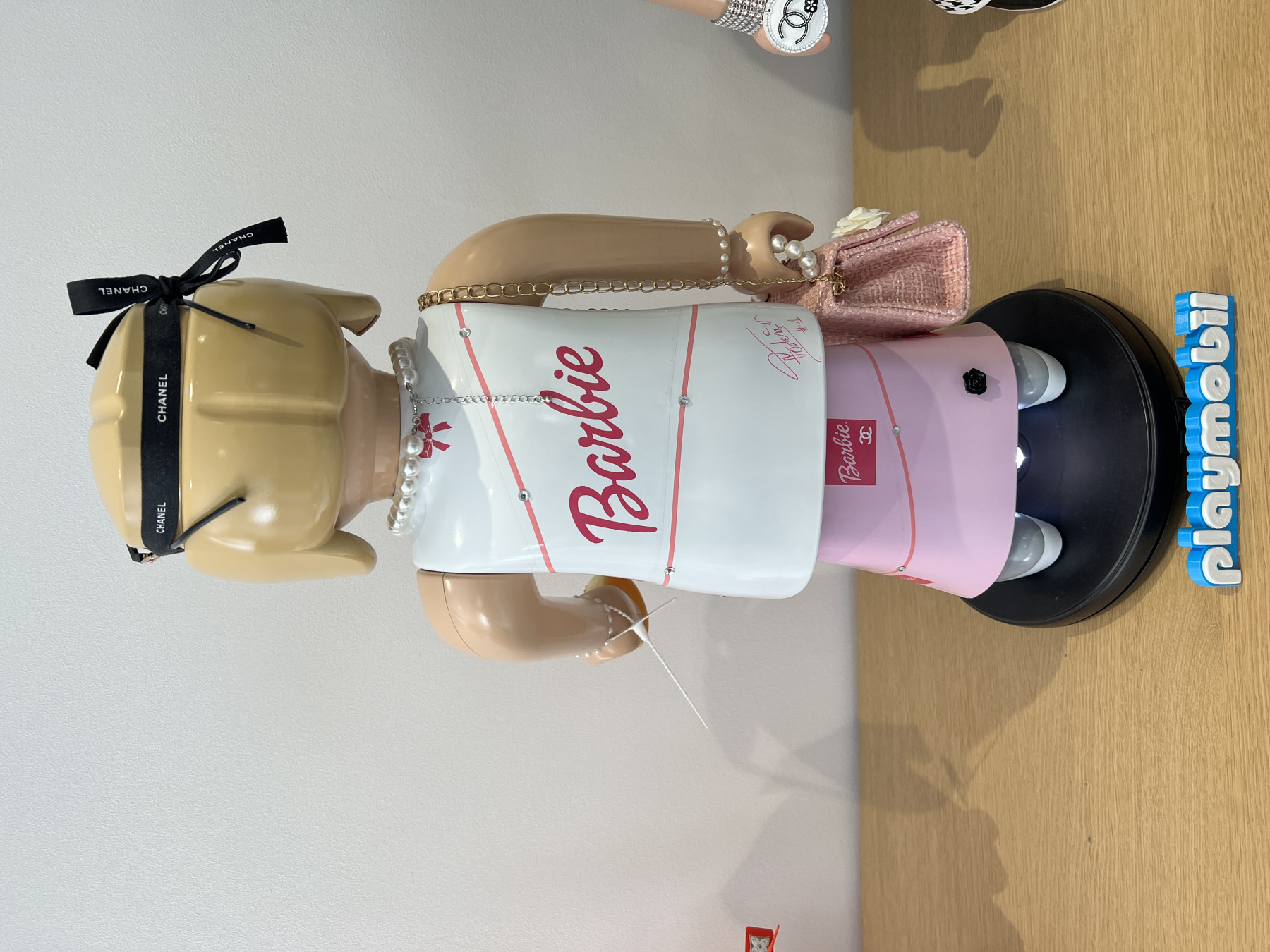 Vanessa Fodera, Playmobil XXL Barbie Chanel, sculpture - Galerie de vente et d’achat d’art contemporain en ligne Artalistic