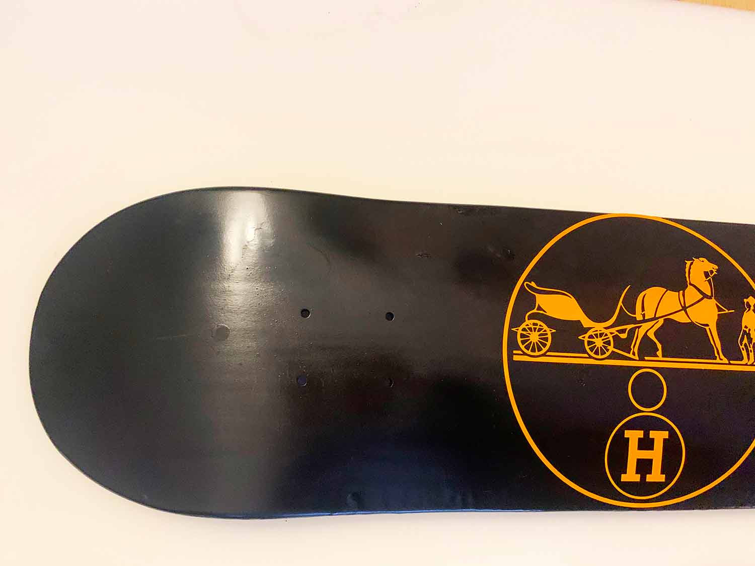 Rose, Skate Hermès, peinture - Galerie de vente et d’achat d’art contemporain en ligne Artalistic