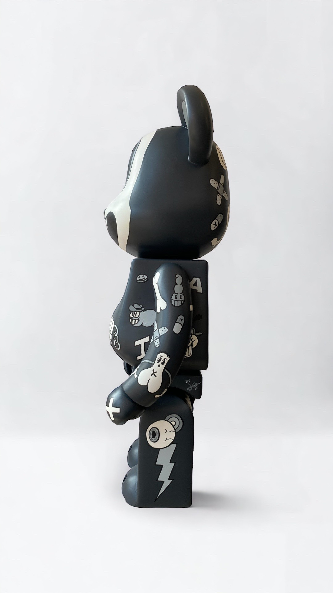 Jo, Ours humanoïde cartoon, sculpture - Galerie de vente et d’achat d’art contemporain en ligne Artalistic