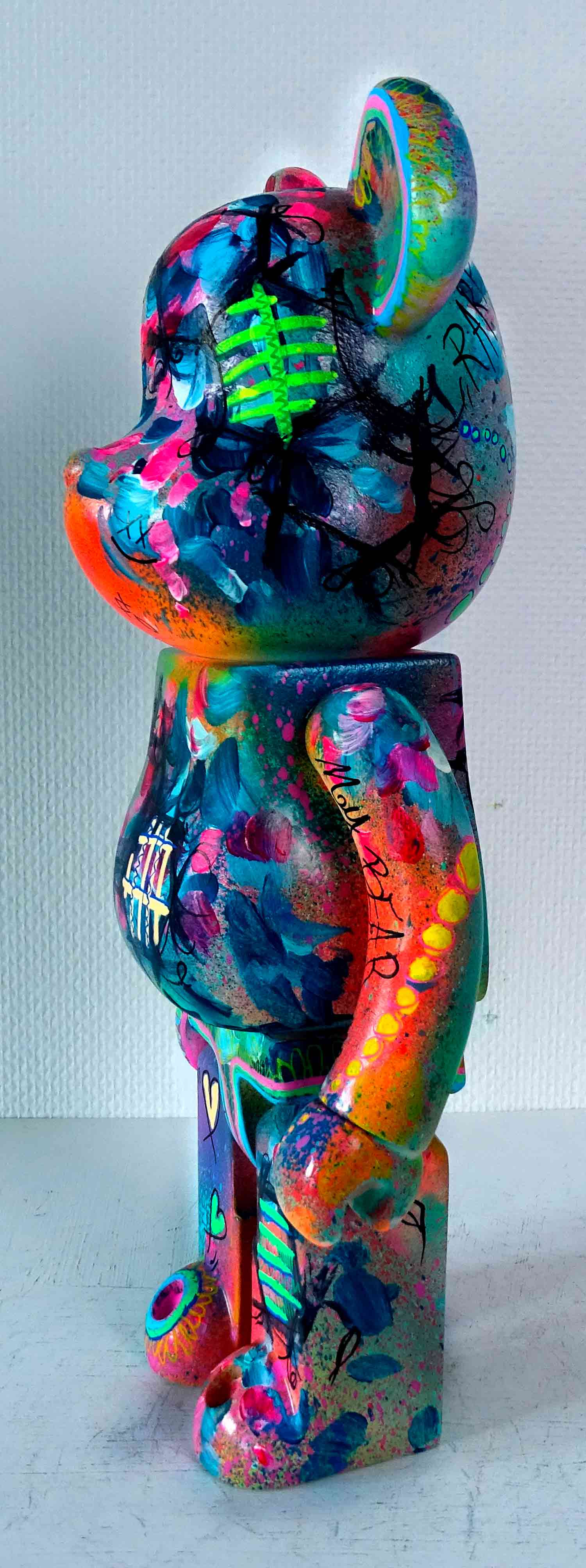 Priscilla Vettese, Hex colored Bear, sculpture - Galerie de vente et d’achat d’art contemporain en ligne Artalistic