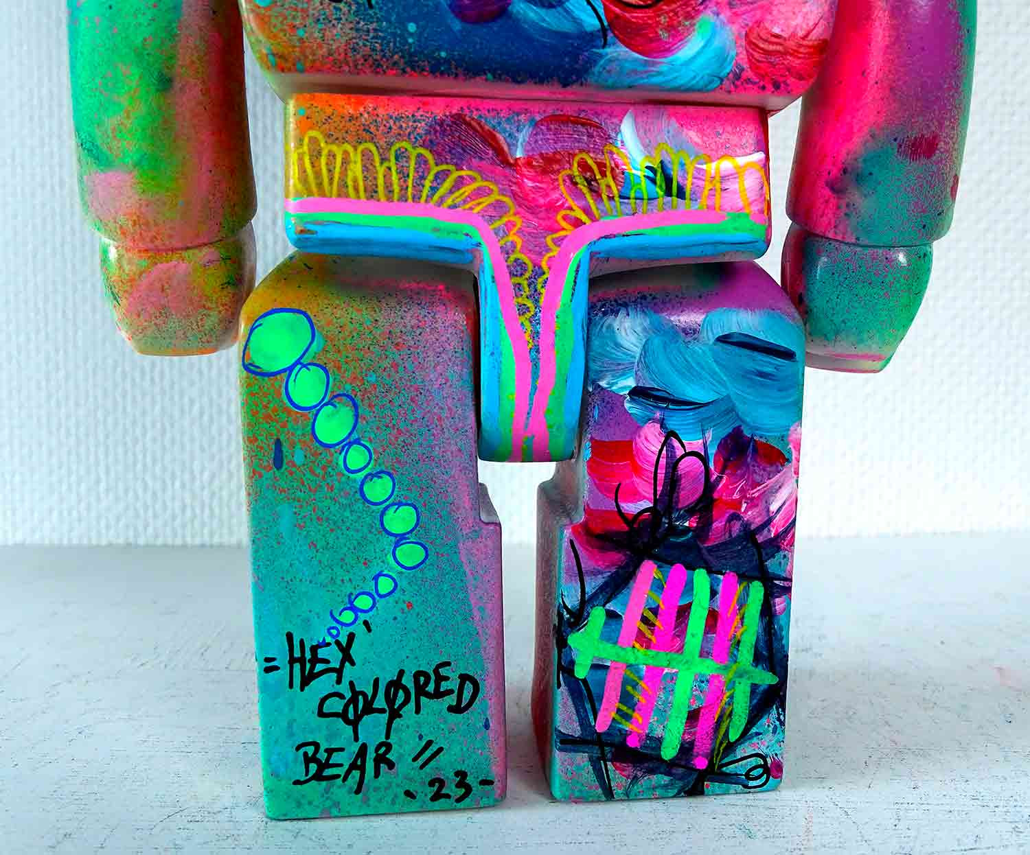 Priscilla Vettese, Hex colored Bear, sculpture - Galerie de vente et d’achat d’art contemporain en ligne Artalistic