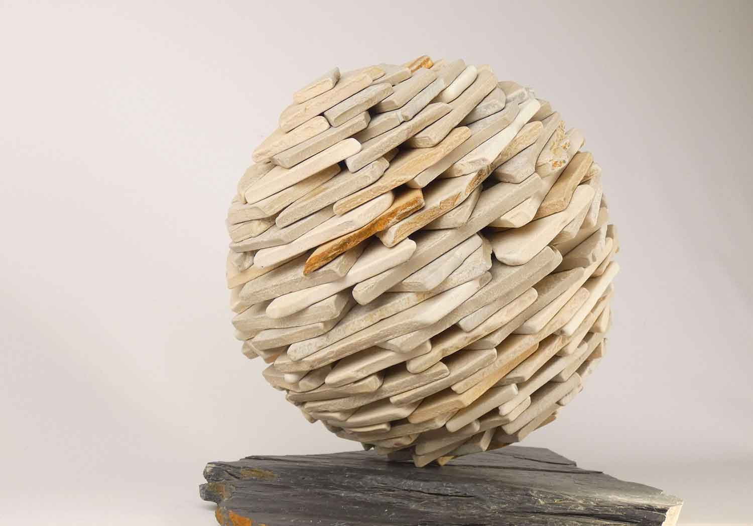 Marc Mugnier, petite sphéroïde beige, sculpture - Galerie de vente et d’achat d’art contemporain en ligne Artalistic